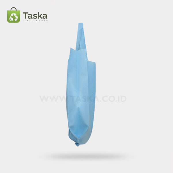 Tas Press Spunbond Handle – Biru Muda 30×40 Cm – Sisi Samping Kanan