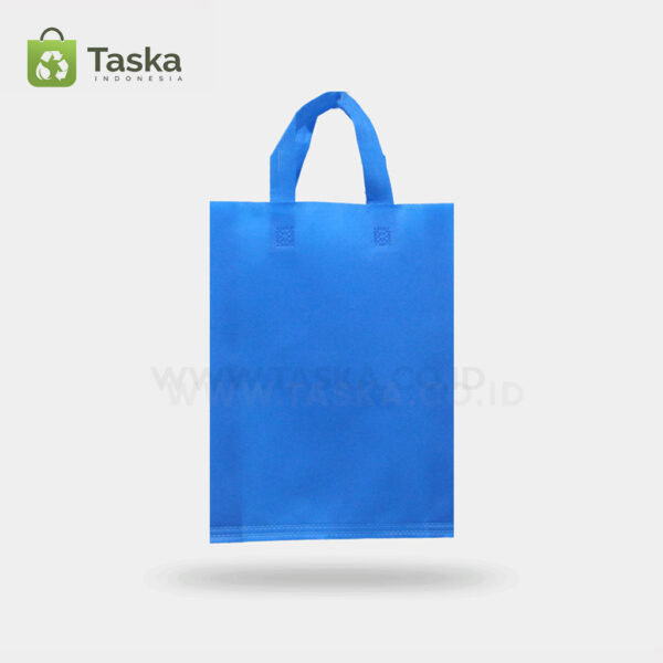 Tas Press Spunbond Handle – Biru Pocari 30×40 Cm – Sisi Depan
